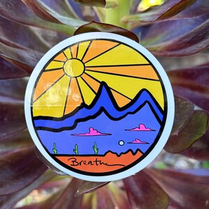 Pegatinas de vinilo resistentes a la intemperie y a los rayos ultravioleta de Adventure Breathe Sun Mountain. Diseño exclusivo de @solshinecreate.