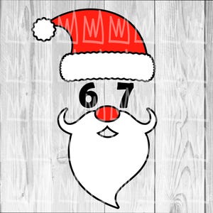 Peut inclure: Graphique festif du visage du Père Noël, avec un bonnet rouge à bordure blanche et un pompon. L'image comprend les chiffres "6" et "7" en noir, une barbe blanche et un nez rouge, parfait pour Noël.