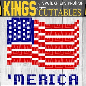 Può includere: Una bandiera americana pixelata con la parola 'MERICA' scritta sotto in blu. La bandiera è rossa, bianca e blu. Lo sfondo è un motivo a grana di legno.