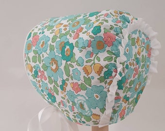 Liberty of London-babymuts, met Liberty Lawn-ruche,