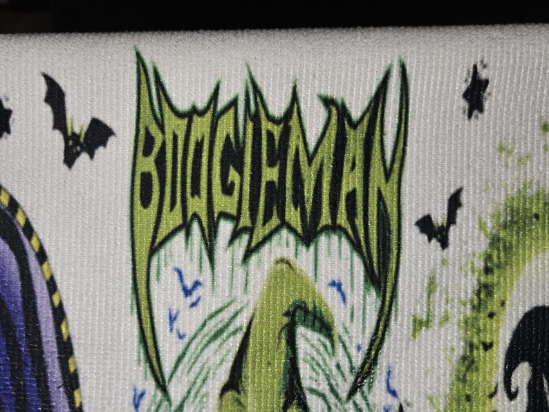 Puede incluir: Tela blanca con la palabra "BIGGHEMAN" en letras verdes estilizadas. El dise&ntilde;o incluye murci&eacute;lagos y estrellas, con una ilustraci&oacute;n verde y negra en la parte inferior. El tema general es Halloween.