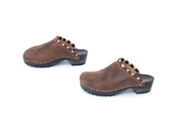 womens brown clogs