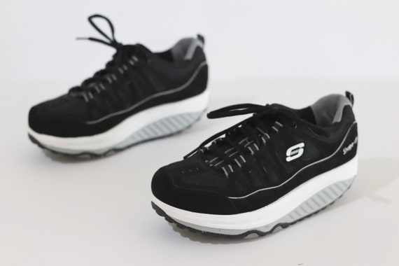 black sketcher runners