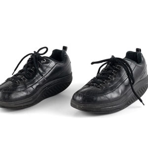 vintage platform RUNNERS tennis shoes chunky dad shoes -- made by SKECHERS late 1990s y2k -- women&#39;s size 7 1/2 -- black leather