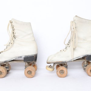 vintage women's size 7 ROLLER SKATES 1960s 70s roller derby vintage skates - with red suitcase carrying case - FREE sipping in U.S.A.