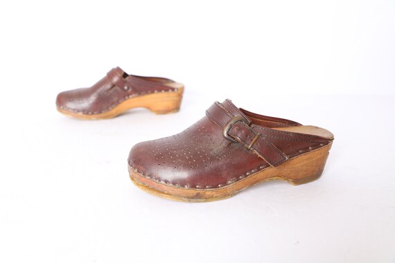 womens brown clogs