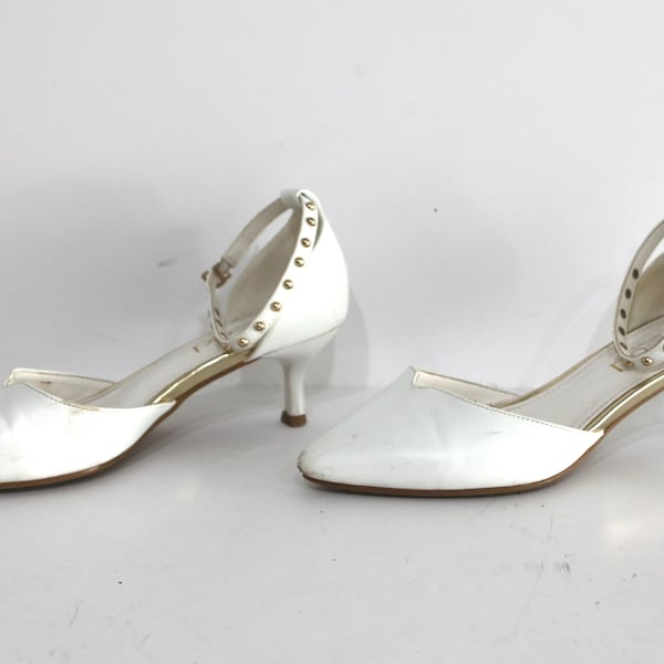 vintage 1960s white & GOLD kitten heels women's platform heels - women's size 6.5