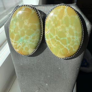 Grandi e insoliti orecchini ovali di turchese. Splendide pietre realizzate da Avin Joe, argentiere Navajo. Dettagli nelle foto.