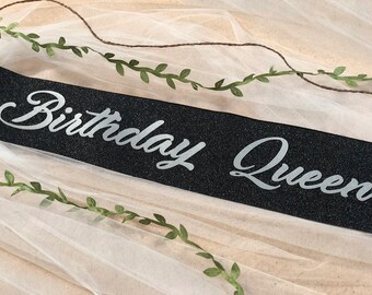 RUDONG M Geburtstag Queen Schärpe Glitzer – Silberne Party-Schärpe Für Frauen & Mädchen | Perfekt Für 16., 18., 21., 30., 40., 50., 60., 70. Geburtstag & Jede Altersfeier RUDONG M Geburtstag Queen Schärpe Glitzer – Silberne Party-Schärpe Für Frauen & Mädchen | Perfekt Für 16., 18., 21., 30., 40., 50., 60., 70. Geburtstag & Jede Altersfeier