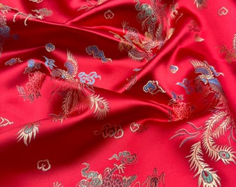 Könnte beinhalten: Roter Satin-Stoff mit einem sich wiederholenden Muster aus goldenen und blauen Drachen und Wolken.