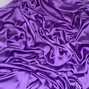 1 m de tecido de cetim charmeuse roxo leve e sedoso..58&quot; de largura