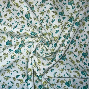 1 mtr ivoire / vert ditsy imprimé floral doux crêpe tissu de robe.. 45 » de large