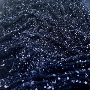 1 meter marineblauwe all-over fluwelen stretchstof met lovertjes. 58&quot; breed