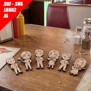 Könnte beinhalten: Holzausschnitte von sechs Zeichentrickfiguren, die jeweils einen Gegenstand halten. Die Figuren sind auf einem Holztisch mit Gewürzen und einer Speisekarte angeordnet. In der oberen linken Ecke steht der Text: .DXF .SVG .LBRN2 .AI.