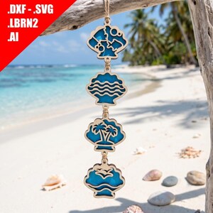 Può includere: Una decorazione verticale da appendere composta da quattro ornamenti in legno a forma di conchiglia collegati tra loro, con centri in resina blu. Ogni conchiglia presenta un intaglio unico: pesce, onde, palme su un'isola e un uccello. Testo: .DXF .SVG .LBRN2 .AI.