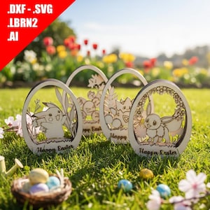 Può includere: Decorazioni per uova di Pasqua in legno con disegni ritagliati di personaggi dei cartoni animati. Ogni uovo ha la scritta "Happy Easter" in basso. Le uova sono sull'erba, con un cestino di uova in primo piano.