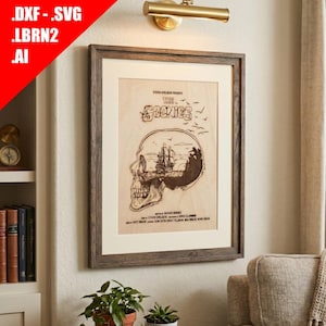 Può includere: Un'opera d'arte da parete in legno incorniciata con una silhouette di teschio incisa al laser contenente una scena di nave pirata e il testo The Goonies. L'opera è esposta in una cornice di legno scuro con un passe-partout color crema.