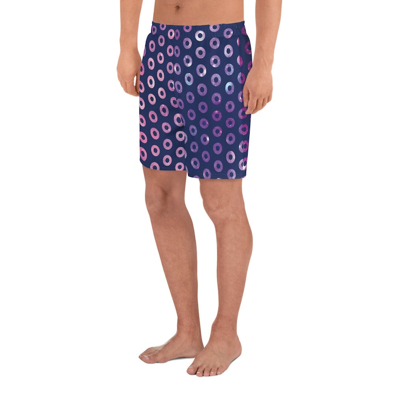 Op de afbeelding: Donkerblauwe sport shorts met een roze en paarse cirkelprint.