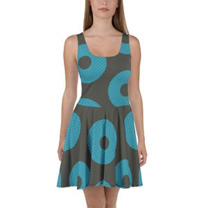 Puede incluir: Vestido skater sin mangas en color gris con un patrón repetido de grandes círculos turquesa. Los círculos tienen un diseño texturizado y punteado. El vestido tiene un cuello redondo y una falda acampanada, adecuado para ropa casual.