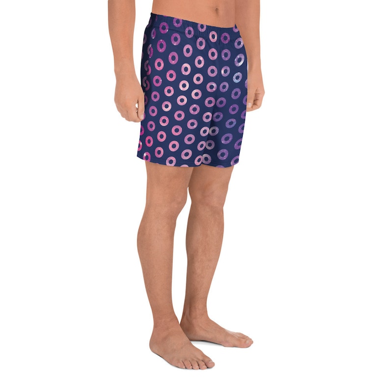 Op de afbeelding: Donkerblauwe sport shorts met een roze en paarse donut print.