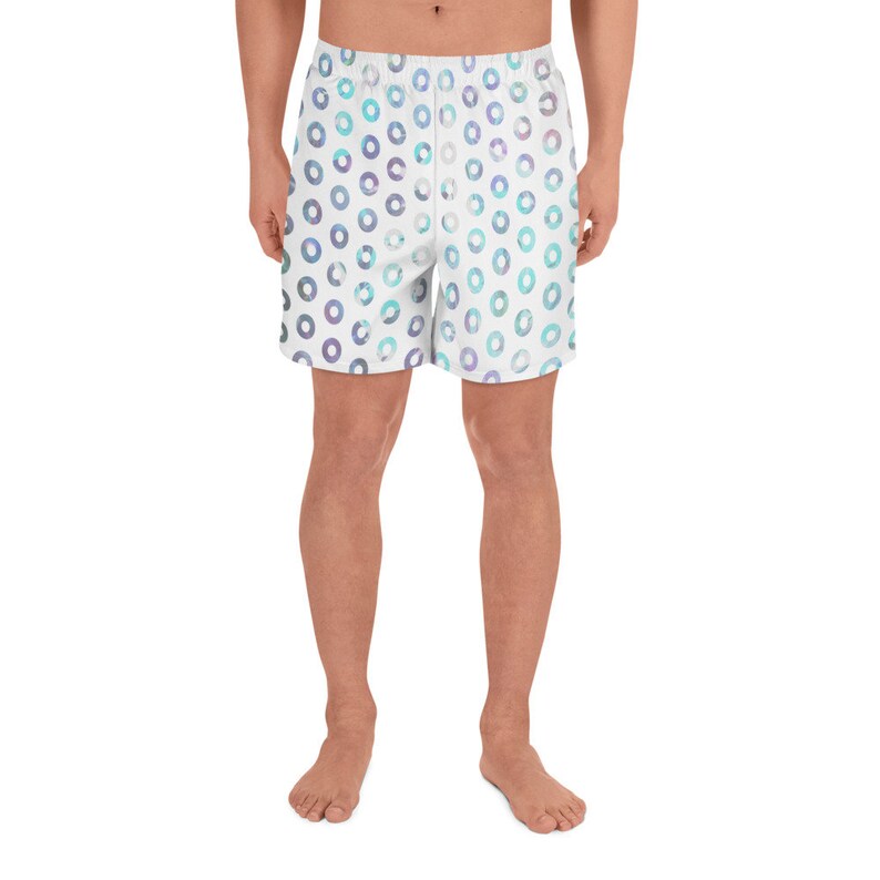 Op de afbeelding: Witte sport shorts met een blauw en paars cirkelpatroon.