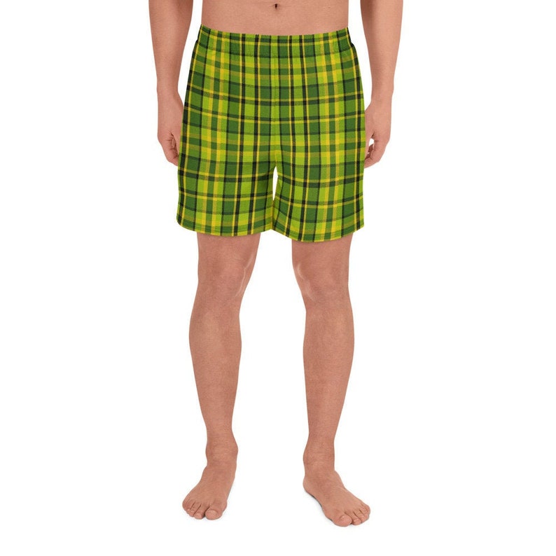 Op de afbeelding: Groene en gele geruite sport shorts. De shorts hebben een trekkoord tailleband en zijn gemaakt van een lichtgewicht, ademende stof.