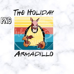 Puede incluir: Un dise&ntilde;o gr&aacute;fico de estilo retro con un armadillo de dibujos animados que lleva una camisa amarilla y un disfraz de armadillo rojo y marr&oacute;n. El texto "THE HOLIDAY ARMADILLO" est&aacute; escrito en letras negras arriba y abajo de la imagen.
