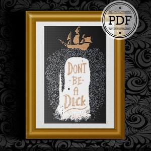 Puede incluir: Un patrón de punto de cruz con un barco navegando hacia un mar oscuro y tormentoso con el texto "Don't Be A Dick" en blanco. El patrón está enmarcado en un marco dorado y la imagen incluye el texto "Palette: DMC* Threads: 4" y "Medidas del proyecto terminado: AIDA 16: 7.9 x 12.4 in / 20 x 31.4 cm AIDA 20: 6.3 x 9.9 in / 16 x 25.1 cm".