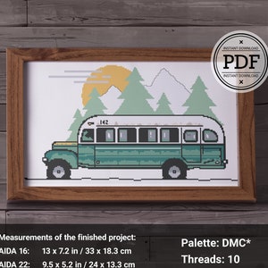 Puede incluir: Patrón de punto de cruz de un autobús verde conduciendo por un paisaje montañoso nevado con un sol y nubes en el fondo. El patrón es para tela Aida de 16 o 22 hilos y utiliza 10 hilos DMC. El proyecto terminado mide 33 x 18,3 cm o 24 x 13,3 cm.