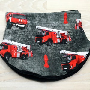Könnte beinhalten: Ein schwarzer und grauer Stoff-Halswärmer mit einem sich wiederholenden Muster aus roten Feuerwehrautos und Hydranten auf grauem Hintergrund.