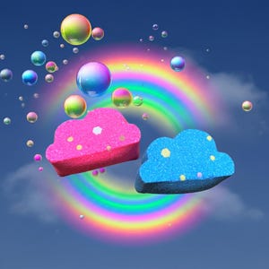 Bomba de baño en forma de nube con juguete sorpresa en su interior. El sorbete arcoíris tiene un aroma delicioso. ¡Elige entre bomba de baño efervescente rosa o azul!
