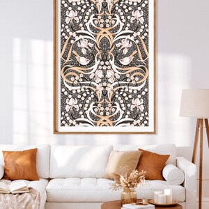 K&ouml;nnte beinhalten: Ein gerahmter Druck mit einem symmetrischen Design, das ein florales Muster in Braun-, Beige- und Wei&szlig;t&ouml;nen zeigt. Das Design umfasst stilisierte Blumen, Bl&auml;tter und V&ouml;gel.