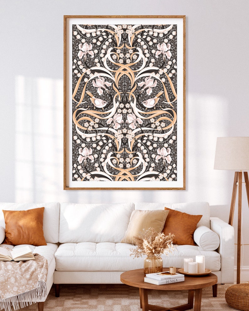 K&ouml;nnte beinhalten: Ein gerahmter Druck mit einem symmetrischen Design, das ein florales Muster in Braun-, Beige- und Wei&szlig;t&ouml;nen zeigt. Das Design umfasst stilisierte Blumen, Bl&auml;tter und V&ouml;gel.