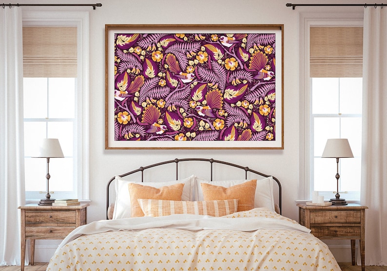 Konsttryck med solfjäderstjärt, Nya Zeeländsk konst, Blommönster, Kowhai-blomma, Lila konst, Stor konst, Giclée-tryck, Kiwiana Berries