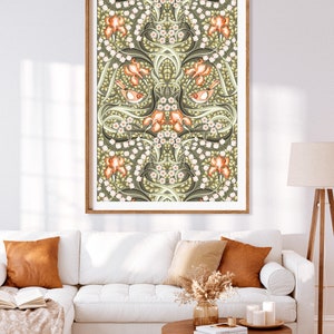 K&ouml;nnte beinhalten: Ein gerahmter Druck eines Vintage-Blumendesigns mit einem sich wiederholenden Muster aus orangefarbenen und wei&szlig;en Blumen, gr&uuml;nen Bl&auml;ttern und wei&szlig;en V&ouml;geln. Der Hintergrund ist hellgr&uuml;n.
