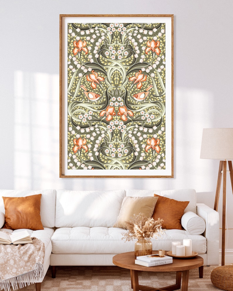 K&ouml;nnte beinhalten: Ein gerahmter Druck eines Vintage-Blumendesigns mit einem sich wiederholenden Muster aus orangefarbenen und wei&szlig;en Blumen, gr&uuml;nen Bl&auml;ttern und wei&szlig;en V&ouml;geln. Der Hintergrund ist hellgr&uuml;n.