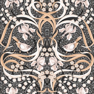 K&ouml;nnte beinhalten: Ein nahtloses Muster mit einem sich wiederholenden Design aus stilisierten Blumen, Bl&auml;ttern und V&ouml;geln in Braun-, Wei&szlig;- und Graut&ouml;nen auf einem dunkelgrauen Hintergrund.