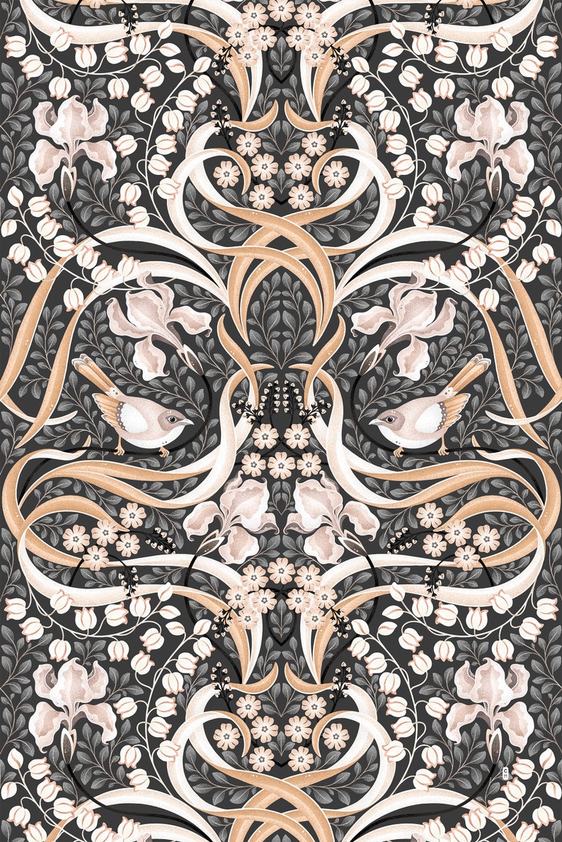 K&ouml;nnte beinhalten: Ein nahtloses Muster mit einem sich wiederholenden Design aus stilisierten Blumen, Bl&auml;ttern und V&ouml;geln in Braun-, Wei&szlig;- und Graut&ouml;nen auf einem dunkelgrauen Hintergrund.
