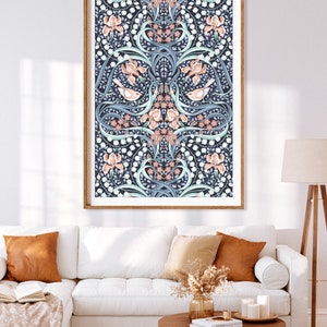K&ouml;nnte beinhalten: Ein gerahmter Druck eines Blumenmusters mit symmetrischem Design. Das Muster zeigt wei&szlig;e, rosa und blaue Blumen mit gr&uuml;nen Bl&auml;ttern auf einem dunkelblauen Hintergrund.
