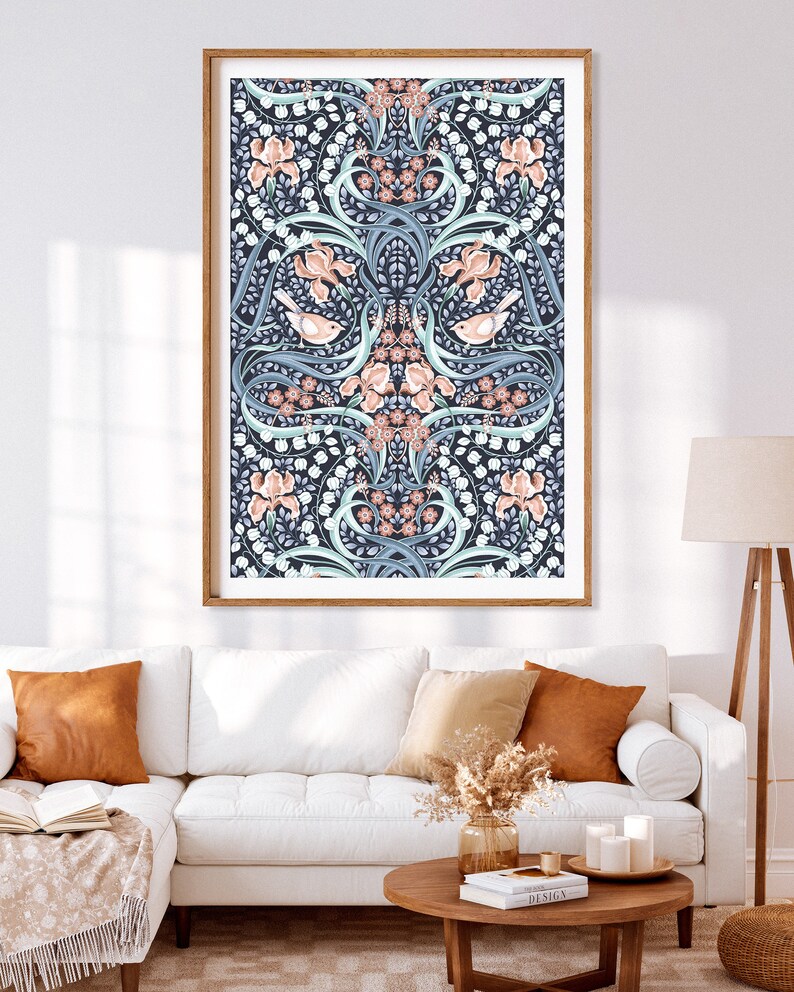K&ouml;nnte beinhalten: Ein gerahmter Druck eines Blumenmusters mit symmetrischem Design. Das Muster zeigt wei&szlig;e, rosa und blaue Blumen mit gr&uuml;nen Bl&auml;ttern auf einem dunkelblauen Hintergrund.