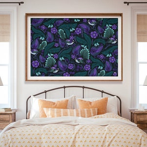 Konsttryck med solfjäderstjärt, Nya Zeeländsk konst, Blommönster, Kowhai-blomma, Lila konst, Stor konst, Giclée-tryck, Kiwiana Midnight