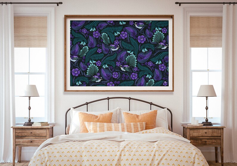 Konsttryck med solfjäderstjärt, Nya Zeeländsk konst, Blommönster, Kowhai-blomma, Lila konst, Stor konst, Giclée-tryck, Kiwiana Midnight