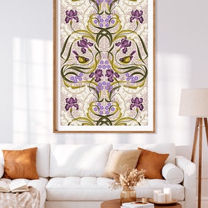 K&ouml;nnte beinhalten: Ein gerahmter Druck mit einem floralen Design mit violetten Iris, gr&uuml;nen Bl&auml;ttern und gelben V&ouml;geln auf wei&szlig;em Hintergrund.