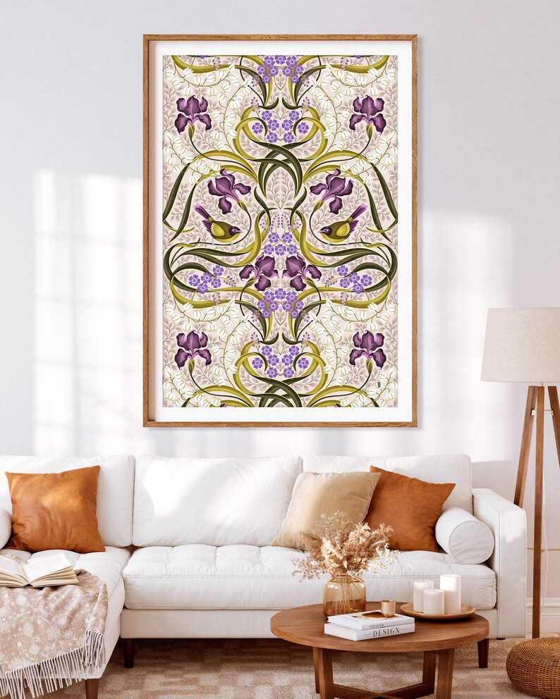 K&ouml;nnte beinhalten: Ein gerahmter Druck mit einem floralen Design mit violetten Iris, gr&uuml;nen Bl&auml;ttern und gelben V&ouml;geln auf wei&szlig;em Hintergrund.