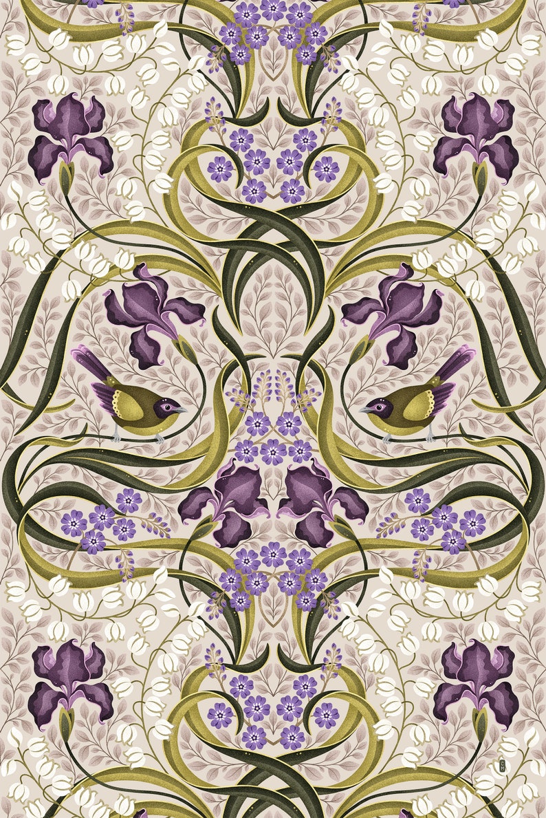 K&ouml;nnte beinhalten: Ein florales Muster im Vintage-Stil mit violetten Iris, wei&szlig;en Maigl&ouml;ckchen und blauen Vergissmeinnicht. Das Muster ist auf einem cremefarbenen Hintergrund gehalten und zeigt komplizierte gr&uuml;ne Ranken und Bl&auml;tter.