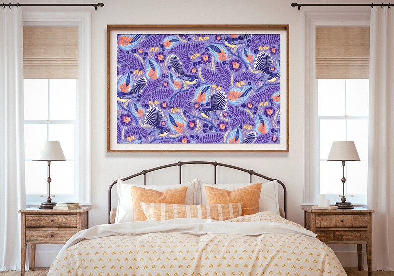 Konsttryck med solfjäderstjärt, Nya Zeeländsk konst, Blommönster, Kowhai-blomma, Lila konst, Stor konst, Giclée-tryck, Kiwiana Lavender
