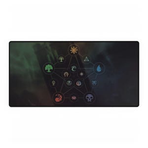 Puede incluir: Alfombrilla de escritorio rectangular negra con un fondo oscuro y un diseño central de símbolos interconectados en varios colores. Los símbolos están dispuestos en un patrón circular, con un árbol, un sol y una calavera.