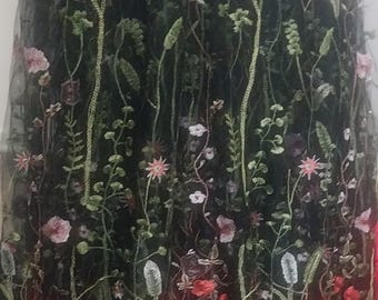 Högkvalitativt svart nätbroderat blommigt tylltyg, färdigskuret, mätt som metervara.