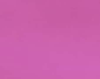 Può includere: Sfondo di colore magenta solido.