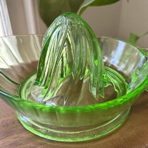 Vintage Vaseline Uranium Glass Citrus Juicer Reamer Depression Era - Glows!
